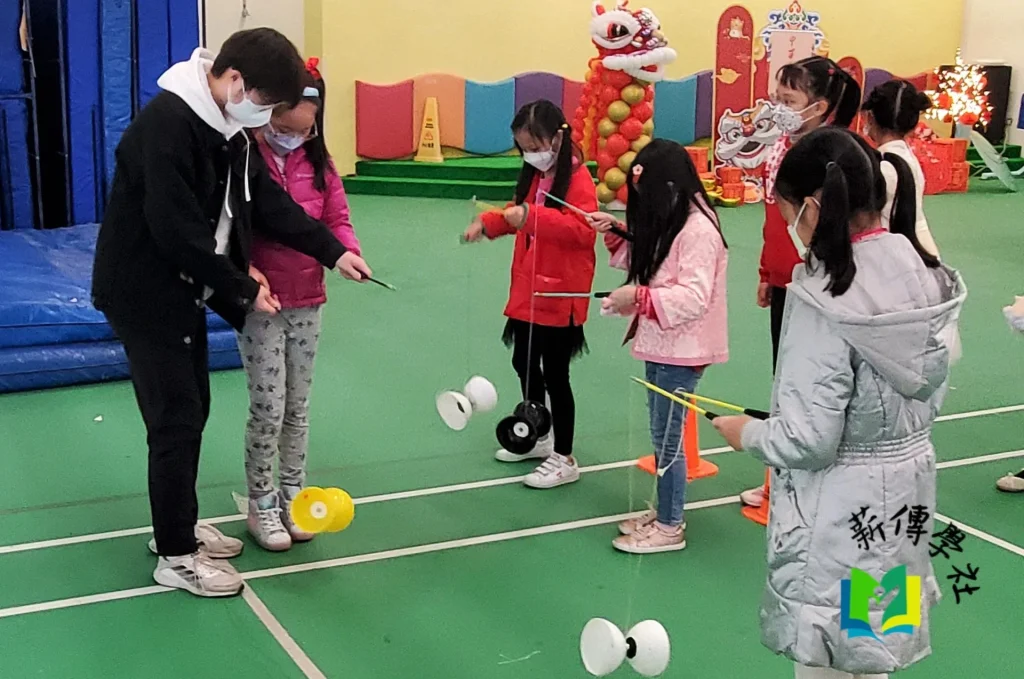 學生參與中華文化攤位遊戲